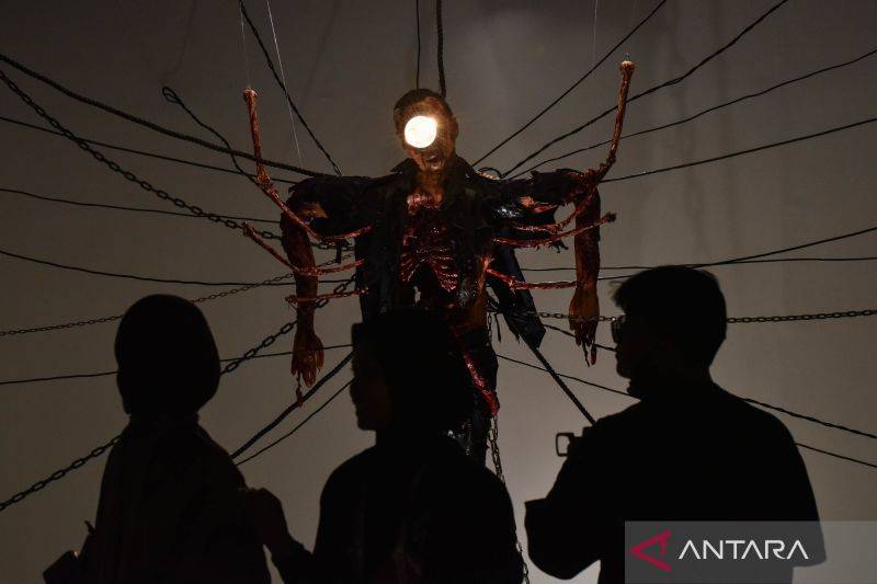 Pengunjung mengamati instalasi seni dalam pameran "Macabre Art Installation Ghost in the Cell" di Nirmana Falatehan, Jakarta, Sabtu (16/5/2026). Pameran yang menampilkan enam karya instalasi seni dari film "Ghost in the Cell" arahan sutradara Joko Anwar digelar tanggal 16-22 Mei 2026. (ANTARA FOTO/Fakhri Hermansyah)