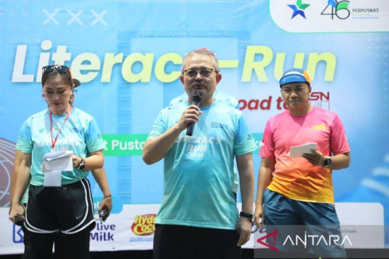 Kepala Perpusnas E. Aminudin Aziz (tengah) membuka acara "Literacy Run" dalam rangka memperingati HUT ke-46 Perpusnas sekaligus Hari Buku Nasional di Jakarta pada Minggu (17/5/2026). ANTARA/HO-Perpusnas.