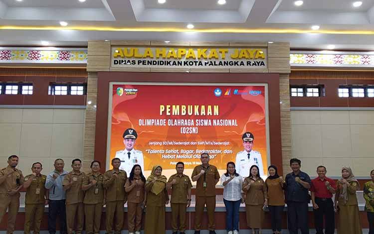 Kepala Bidang Pembinaan SMP Aswani saat menghadiri pembukaan O2SN (tengah) (Foto : IST)