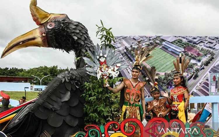 Peserta berdiri di atas mobil hias saat karnaval Festival Budaya Isen Mulang di Jalan Imam Bonjol, Palangka Raya, Kalimantan Tengah, Minggu (17/5/2026). Parade budaya dalam rangkaian Festival Budaya Isen Mulang (FBIM) yang merupakan agenda Karisma Event Nusantara (KEN) 2026 itu diikuti sejumlah peserta dari berbagai kabupaten/kota se-Kalteng yang bertujuan untuk mengembangkan dan melestarikan budaya khas daerah setempat sekaligus upaya meningkatkan daya tarik kunjungan wisatawan. ANTARA FOTO/Aul