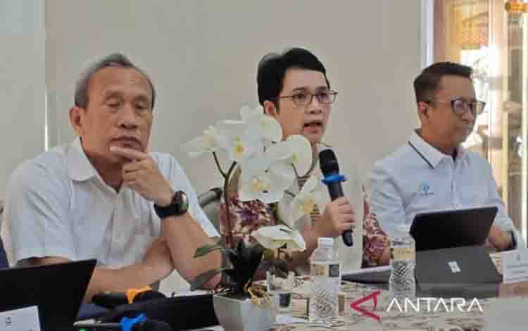 Direktur Jenderal Teknologi Pemerintah Digital Kementerian Komunikasi dan Digital Mira Tayyiba (tengah) menyampaikan pemaparannya dalam sebuah diskusi bersama media di Jakarta Pusat, Senin (18/5/2026). (ANTARA/Farhan Arda Nugraha)