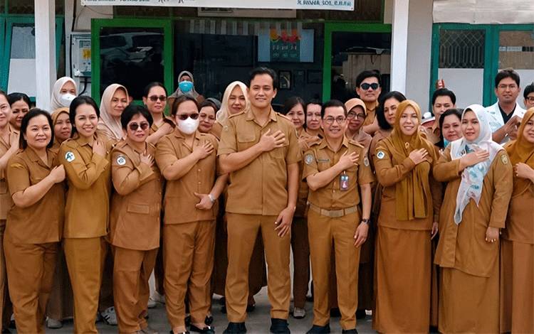 Kepala Dinas Kesehatan Palangka Raya Riduan berfoto bersama usai apel pagi di Puskesmas Jekan Raya. (Foto : IST)