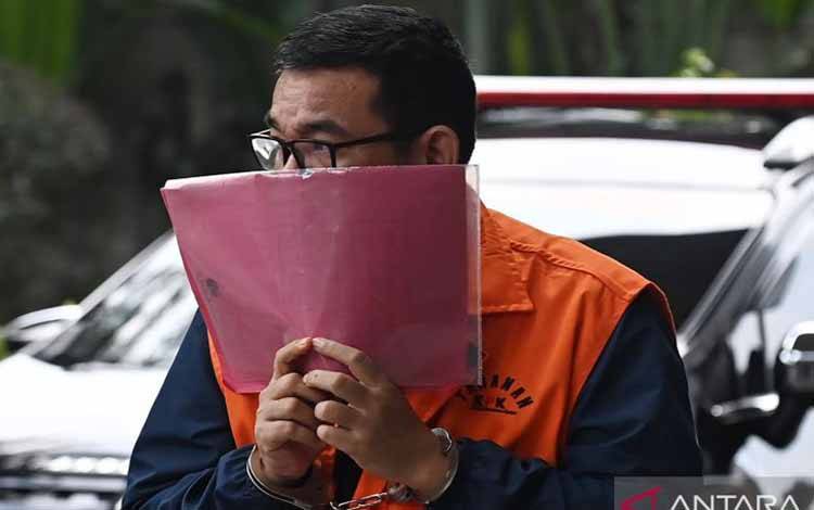 Tersangka kasus dugaan suap importasi di Direktorat Jenderal Bea dan Cukai, Orlando Hamonangan berjalan menuju ruang pemeriksaan di Gedung Merah Putih KPK, Jakarta, Kamis (7/5/2026). Penyidik KPK melakukan pemeriksaan lanjutan terhadap mantan Kepala Seksi Intelijen Ditjen Bea Cukai tersebut sebagai tersangka dalam kasus suap importasi di Direktorat Jenderal Bea dan Cukai Kementerian Keuangan. ANTARA FOTO/Indrianto Eko Suwarso/tom.