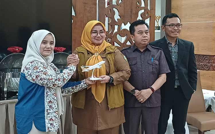 Wakil Bupati Kotawaringin Timur Irawati saat pertemuan dengan manajemen Lion Air Group di Rumah Jabatan Bupati Kotim, Selasa, 19 Mei 2026. (FOTO: DEWIP)