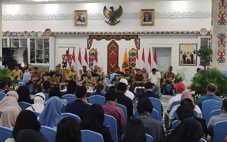 Pertemuan dan silaturahmi Gubernur Kalimantan Tengah (Kalteng), Agustiar Sabran bersama insan pers di Istana Isen Mulang, Selasa, 19 Mei 2026. (FOTO: HERMAWAN)