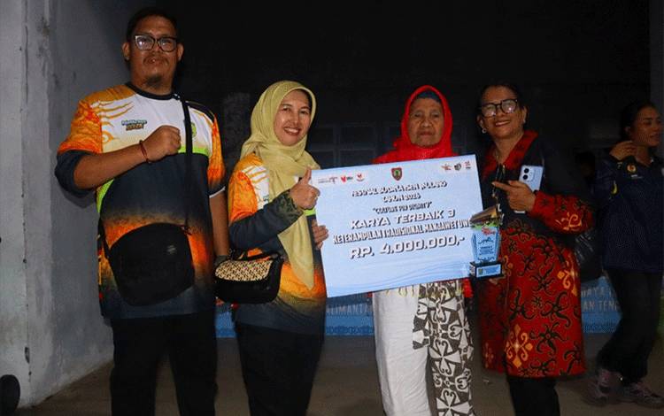 Kontingen manjawet Uwei Palangka Raya saat berfoto bersama usai meraih predikat karya terbaik III. (Foto : IST)