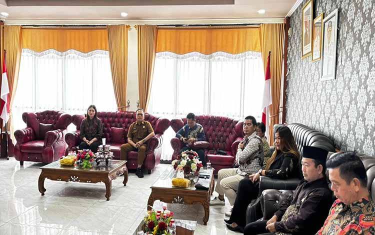 Anggota DPRD Palangka Raya, Khemal Nasery saat menerima kunjungan DPRD wilayah lain Provinsi Kaltim (Foto:MARINI)