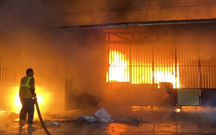 Situasi saat terjadinya kebakaran di Jalan Mahakam, Kuala Kaluas, Kamis, 21 Mei 2026. (FOTO: IST)