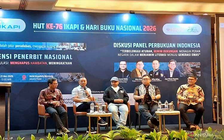 Ketua Komisi XIII DPR RI Willy Aditya (kedua dari kiri) dalam diskusi bersama Ikatan Penerbit Indonesia (Ikapi) dalam rangka memperingati HUT ke-76 Ikapi dan Hari Buku Nasional 2026 di Jakarta, Rabu (21/5/2026). ANTARA/Lintang Budiyanti Prameswari.
