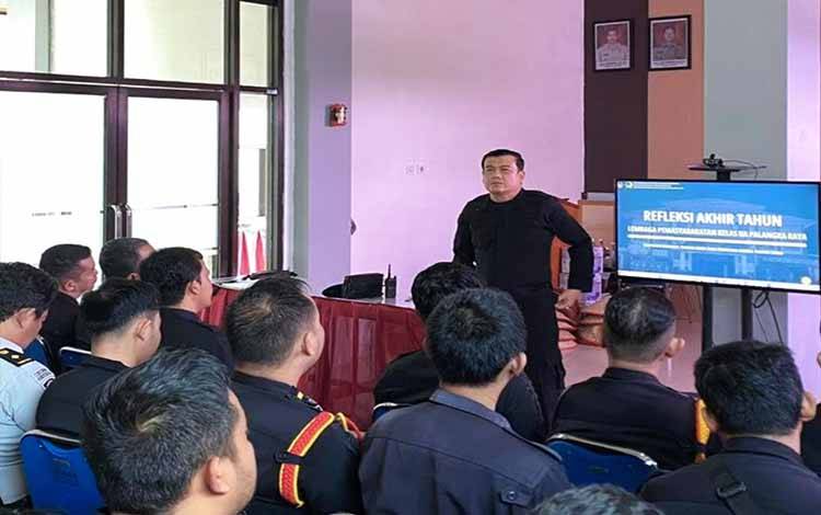 Kepala Lapas Kelas IIA Palangka Raya Hisam Wibowo mengingatkan peningkatan kedisiplinan, kewaspadaan, dan integritas. (FOTO:LAPAS IIA PKY)