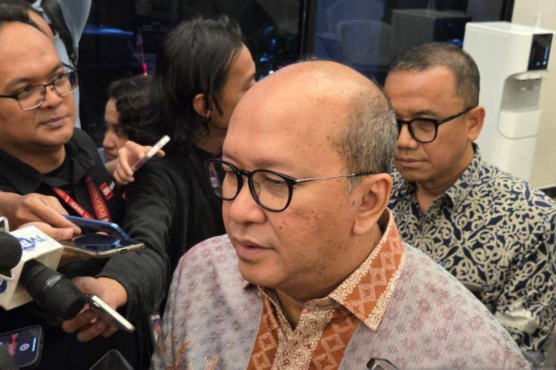Chief Executive Officer (CEO) Danantara Indonesia Rosan Roeslani menjawab pertanyaan wartawan dalam wawancara cegat di kantor Kementerian Koordinator Bidang Perekonomian, Jakarta, Kamis (21/5/2026). (ANTARA/Bayu Saputra)