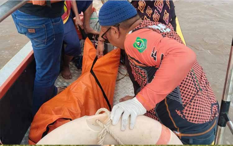 Proses evakuasi jasad seorang pria yang ditemukan di perairan DAS Kapuas Murung, Jumat, 22 Mei 2026. (FOTO: IST)
