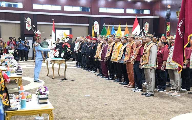Gubernur Kalimantan Tengah Agustiar Sabran saat melantik DAD, BATAMAD serta LBH DAD. (FOTO:BIRO ADPIM SETDA KALTENG)