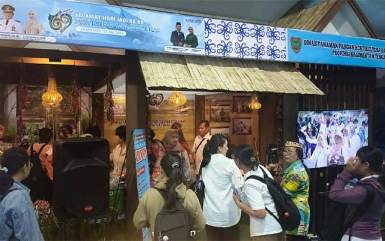 Pemandu Stand Indoor Dinas TPHP Prov Kalteng melayani pengunjung stand di Hall A Indoor. (FOTO: DINAS TPHP KALTENG)