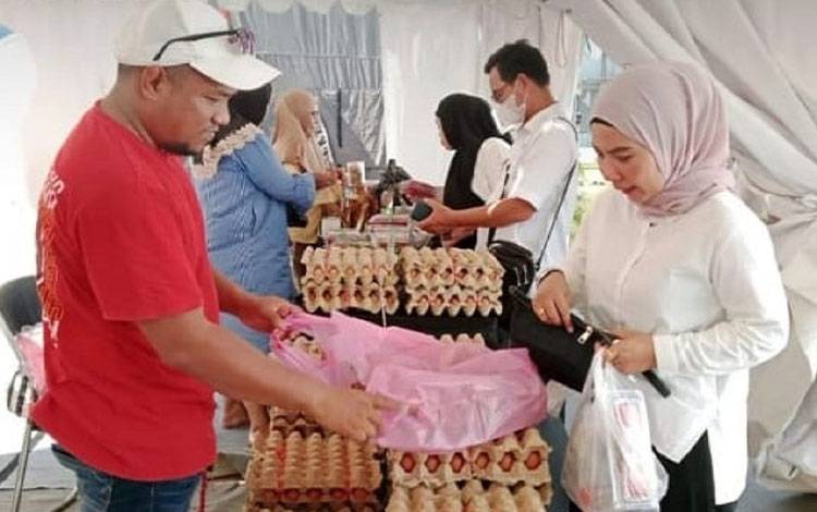 Suasana transaksi UMKM dan pembeli di stand outdoor Dinas TPHP Prov Kalteng. (FOTO: DINAS TPHP KALTENG)