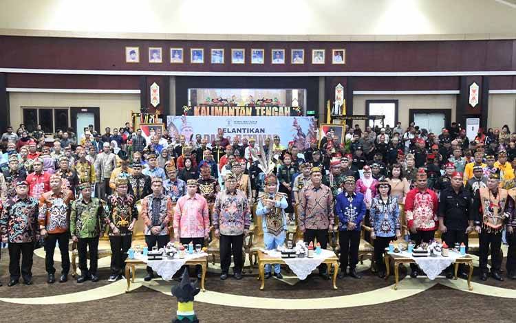 Foto Bersama saat rangkaian pelantikan DAD dan BATAMAD di Aula Jayang Tingang, Jumat, 22 Mei 2026. (FOTO: BIRO ADPIM SETDA KALTENG)