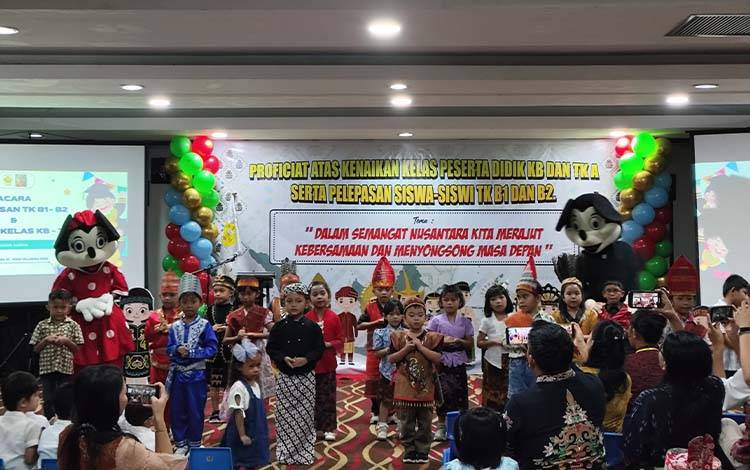 Penampilan anak-anak TK Santo Yosef dengan tema Nusantara di acara perpisahan dan kenaikan kelas pada Sabtu, 23 Mei 2026. (FOTO: TESTI PRISCILLA)