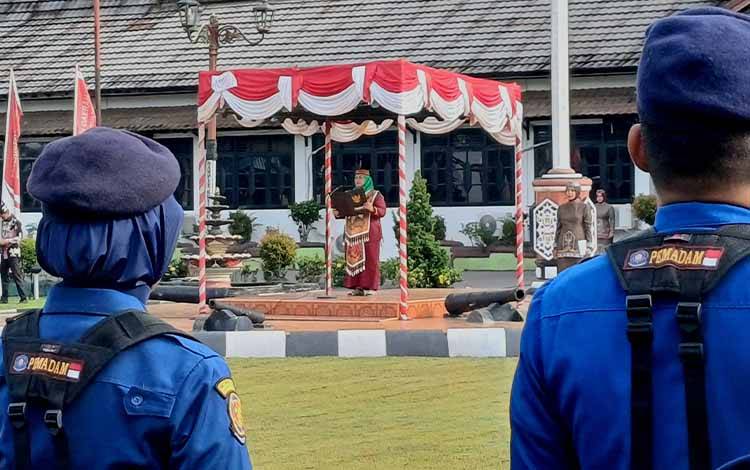 Wakil Bupati Kotawaringin Timur Irawati memimpin upacara peringatan HUT ke-69 Kalimantan Tengah di halaman Kantor Bupati Kotim, Sabtu, 23 Mei 2026. (FOTO: DEWIP)