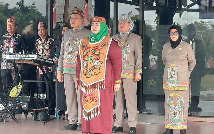 Wakil Bupati Kotawaringin Timur Irawati saat upacara peringatan HUT ke-69 Kalimantan Tengah di Halaman Kantor Bupati Kotim, Sabtu, 23 Mei 2026. (FOTO: DEWIP)