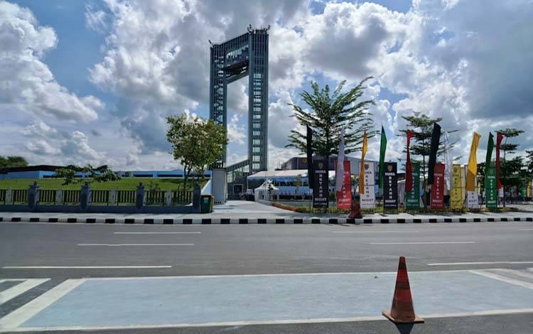 Jalur cat biru di Palangka Raya yang catnya sudah memudar, Sabtu, 23 Mei 2026. (Foto: MARINI)