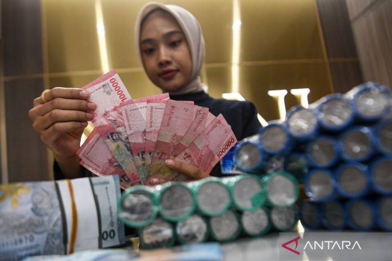 Petugas menghitung uang rupiah di Kantor Cabang BNI Pasar Baru, Jakarta, Senin (27/10/2025). Bank Indonesia memutuskan untuk mempertahankan BI-Rate sebesar 4,75 persen, suku bunga Deposit Facility sebesar 3,75 persen dan suku bunga Lending Facility sebesar 5,50 persen sebagai upaya mempertahankan stabilitas nilai tukar rupiah yang sesuai dengan fundamental di tengah ketidakpastian global yang masih tinggi serta sinergi untuk turut memperkuat pertumbuhan ekonomi. ANTARA FOTO/Muhammad Adimaja/nym.