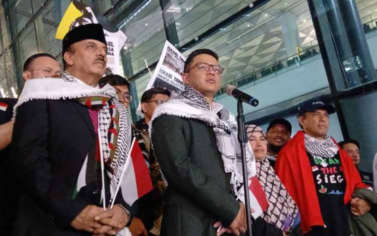 Menteri Luar Negeri (Menlu) RI Sugiono (kedua kanan) memberikan keterangan resmi terkait pemulangan sembilan WNI dari Israel melalui Bandara Internasional Soekarno-Hatta (Soetta), Tangerang, Banten. (ANTARA/Azmi Samsul M)