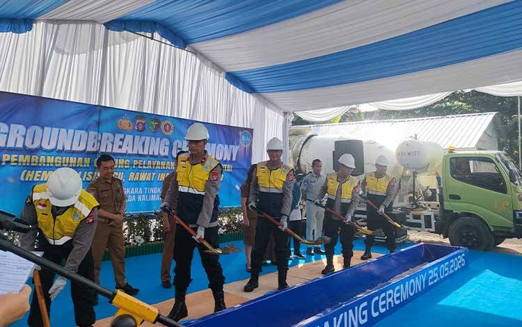 Kapolda Kalteng Irjen Pol Iwan Kurniawan saat melakukan ground breaking pembangunan pelayanan terpadu 4 lantai RS Bhayangkara Tingkat III Palangka Raya (Foto : PATHUR)
