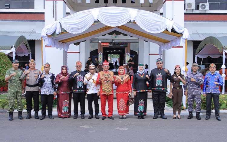 Bupati Seruyan Ahmad Selanorwanda foto bersama unsur Forkopimda dan unsur pimpinan serta anggota DPRD Seruyan, Senin, 25 Mei 2026. (Foto : Ist)