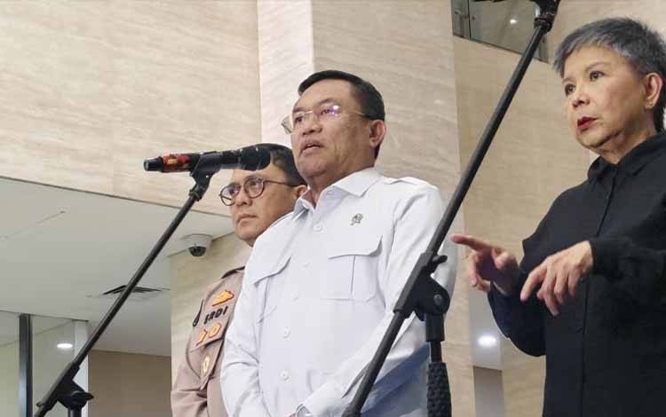 Wakil Kepala Badan Gizi Nasional (BGN) Irjen Pol. (Purn) Sony Sonjaya (tengah) memberikan keterangan pers di Gedung Bareskrim Polri, Jakarta, Senin (25/5/2026). ANTARA/Nadia Putri Rahmani