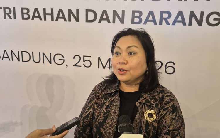 Kepala Badan Standardisasi dan Kebijakan Jasa Industri (BSKJI) Kemenperin, Emmy Suryandari, saat diwawancarai oleh media di Bandung, Jawa Barat, pada Senin (25/5/2026). ANTARA/Ilham Nugraha.