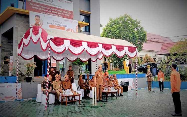 Bupati Barito Utara Shalahuddin memimpin Apel Siaga Sensus Ekonomi Tahun 2026 di Muara Teweh, Senin (25/5/2026). (ANTARA/Dokumen Pribadi)