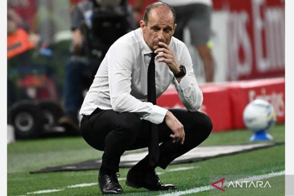 Pelatih AC Milan Massimiliano Allegri mengawasi pemainnya saat menghadapi tim Cagliari pada pertandingan sepak bola Serie A di Milan, Italia, Senin (25/5/2026). AC Milan kalah dengan skor 1-2 dari Cagliari dan gagal lolos ke Liga Champions musim depan. ANTARA FOTO/Xinhua/nym.