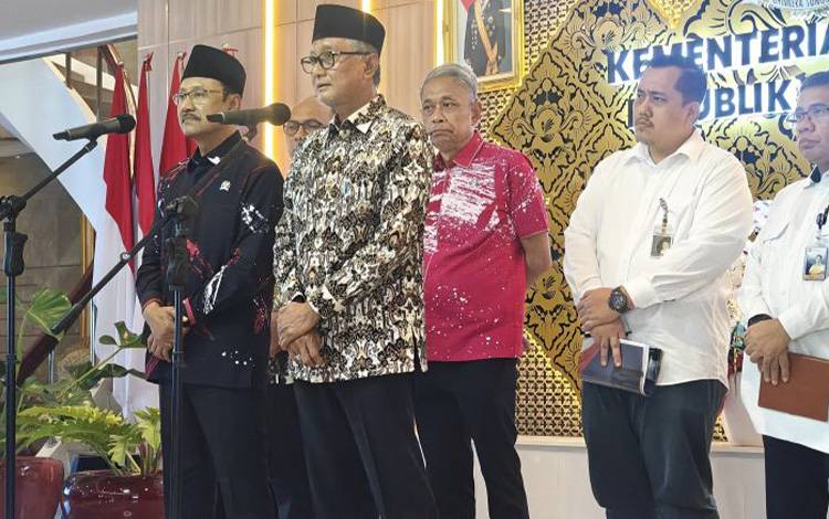 Menteri Sosial Saifullah Yusuf (kiri) bersama Wakil Menteri Sosial Agus Jabo Priyono, dan Menteri Pekerjaan Umum Dodi Hanggodo (kanan) beserta jajarannya memberikan keterangan pers terkait progres pembangunan gedung Sekolah Rakyat permanen di Jakarta, Selasa (26/5/2026). ANTARA/M Riezko Bima Elko Prasetyo