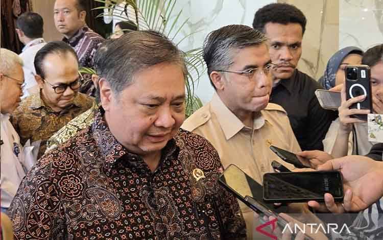 Menteri Koordinator Bidang Perekonomian Airlangga Hartarto dan Menteri Ketenagakerjaan Yassierli di Kantor Kemenko Perekonomian di Jakarta, Selasa (26/5/2026). ANTARA/Bayu Saputra/aa.