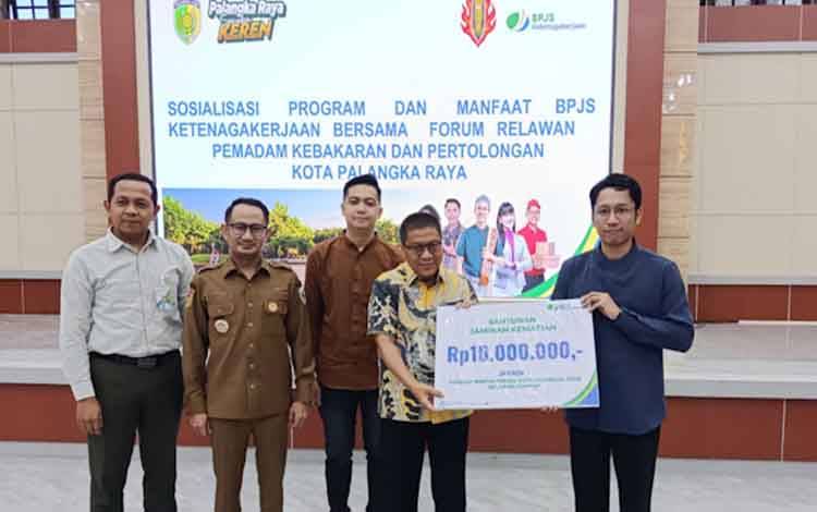Ketua DPRD Palangka Raya Ketua DPRD Palangka Raya, Subandi diterima secara simbolis oleh, Ketua Umum Forum Relawan Pemadam Kebakaran dan Pertolongan Kota Palangka Raya Okki Maulana Razak (Foto:MARINI)
