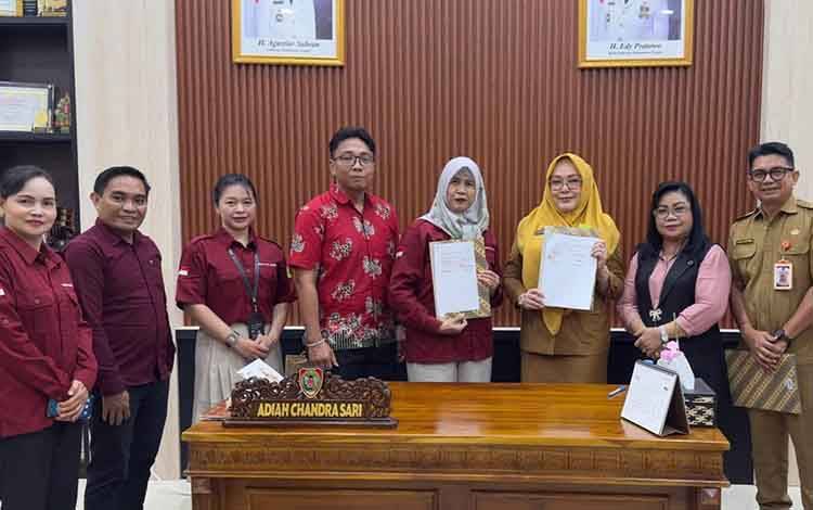 Penandatanganan nota kesepahaman antara PBSI FKIP Universitas Palangka Raya dengan Dinas Perpustakaan dan Arsip Provinsi Kalimantan Tengah.(FOTO: Istimewa)