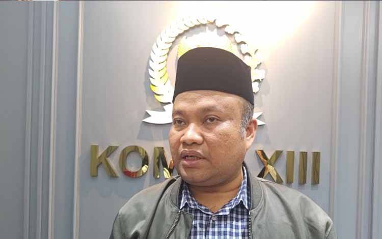 Wakil Ketua Komisi XIII DPR RI Sugiat Santoso memberikan keterangan kepasa persndi Kawasan Parlemen, Jakarta, Senin (29/9/2025). (ANTARA/Aria Ananda)
