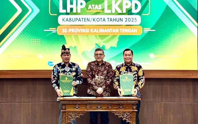 Bupati Kotawaringin Timur Halikinnor dan Wakil Ketua I DPRD Kotim Juliansyah menerima penghargaan Opini WTP ke-12 dari BPK RI Perwakilan Provinsi Kalimantan Tengah, Jumat, 29 Mei 2026. (FOTO: IST)