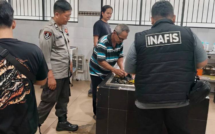 Anggota Polsek Pahandut saat berada di ruang mayat RSUD dr Doris Sylvanus Palangka Raya, Jumat, 29 Mei 2026. (Foto : IST)