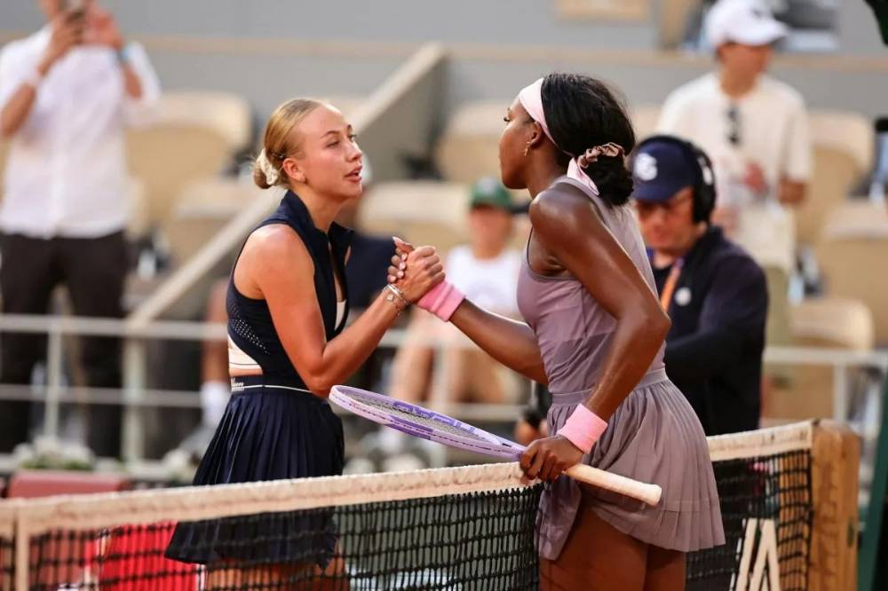 Petenis Austria Anastasia Potapova (kiri) bersalaman dengan petenis Amerika Coco Gauff usai memenangi babak ketiga French Open 2026 di Paris, Prancis, Sabtu (20/5/2026). (Federasi Tenis Prancis)