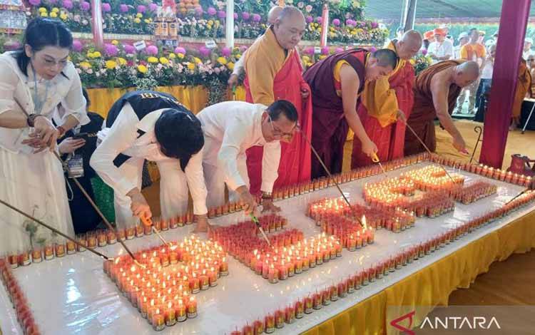 Umat Buddha menyalakan pelita perdamaian dalam tangkaian Waisak 2026. (ANTARA/Heru Suyitno)