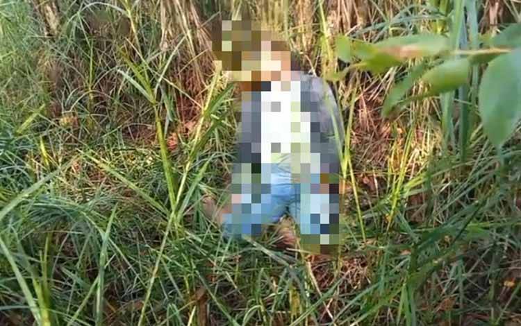 Mayat pria yang ditemukan di kawasan semak-semak Jalan Golf, Liang Anggang, Minggu, 31 Mei 2026. (FOTO: IST)