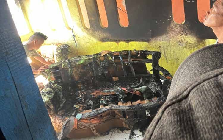 Kondisi sofa yang terbakar pascainsiden di Jalan Anggrek Gang 4 RT 12, Kuala Kapuas, Minggu siang, 31 Mei 2026. (FOTO: Rescue Kps)