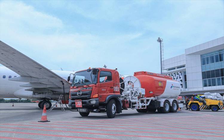 Ilustrasi - Mobil tangki PT Pertamina Patra Niaga mengisi bahan bakar avtur ke pesawat udara. ANTARA/HO-PT Pertamina Patra Niaga