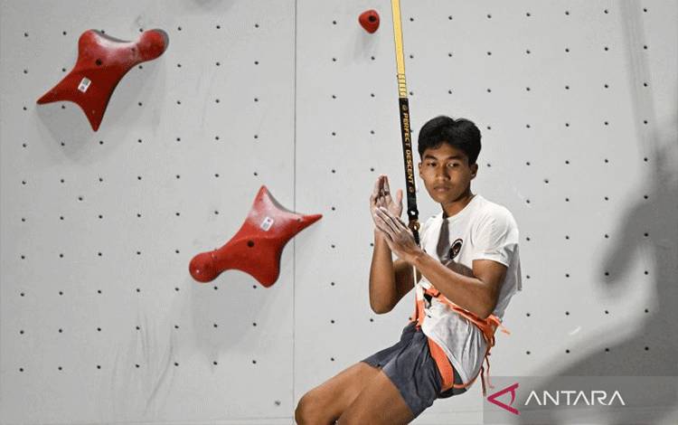 Atlet panjat tebing Indonesia Antasyafi Robby Al Hilmi melambaikan tangan ke arah penonton usai final speed klasik panjat tebing putra SEA Games 2025 di Bangkok Sport Climbing Center Sport Authority, Bangkok, Thailand, Sabtu (13/12/2025). ANTARA FOTO/Nova Wahyudi/tom. (ANTARA FOTO/NOVA WAHYUDI)