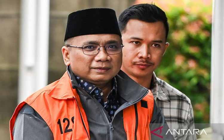 Tersangka kasus dugaan korupsi kuota haji dan penyelenggaraan ibadah haji Yaqut Cholil Qoumas (kiri) kembali ke rumah tahanan (rutan) KPK setelah menjalani tahanan rumah pada (19/3), Jakarta, Selasa (24/3/2026). ANTARA FOTO/Fakhri Hermansyah/agr/aa.