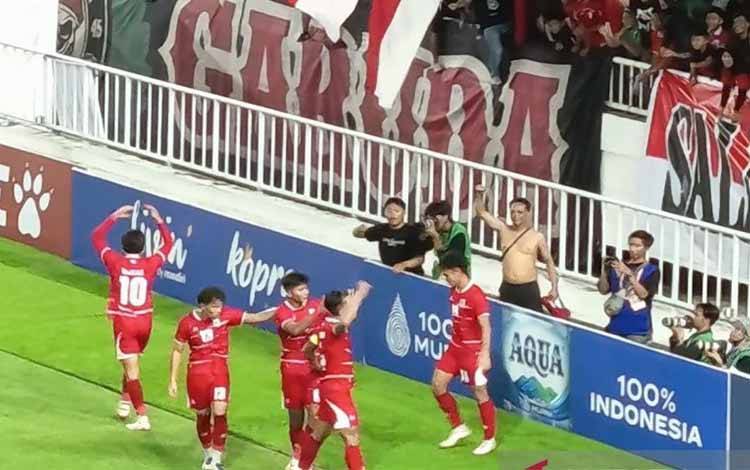 Para pemain Indonesia merayakan gol ke gawang Myanmar pada laga Piala AFF U19 di Stadion Utama Sumatera Utara, Deli Serdang, Sumatera Utara, Senin (1/6/2026). Laga tersebut dimenangkan timnas Indonesia dengan skor 3-0. ANTARA/Juraidi