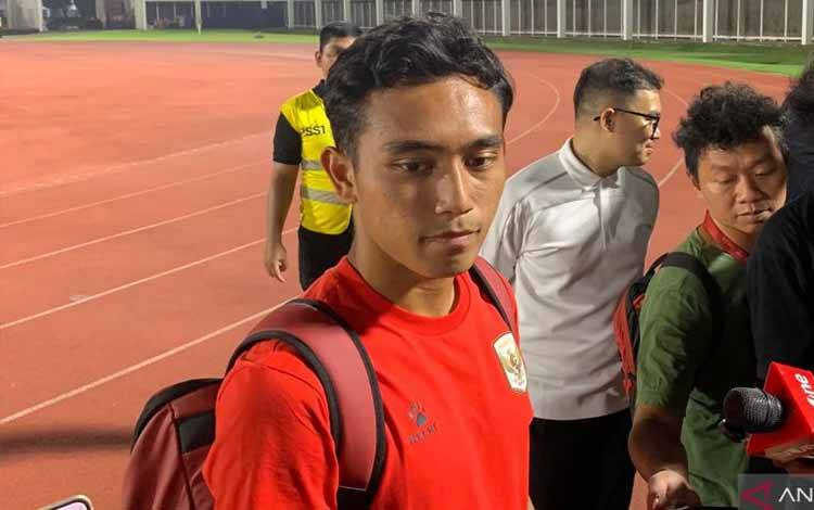 Pemain timnas Indonesia Rayhan Hannan saat menemui awak media setelah mengikuti latihan tim di Stadion Madya Gelora Bung Karno, Jakarta, Senin (1/6/2026). (ANTARA/Zaro Ezza Syachniar)