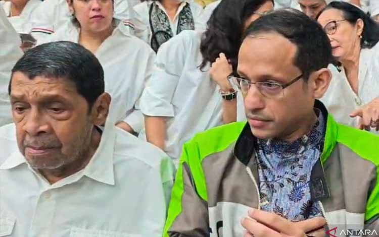 Menteri Pendidikan, Kebudayaan, Riset, dan Teknologi periode 2019-2024 Nadiem Anwar Makarim (kanan) menunggu sidang pleidoi dimulai, di Pengadilan Tipikor pada PN Jakpus, Selasa (2/6/2026). (ANTARA/Agatha Olivia Victoria)