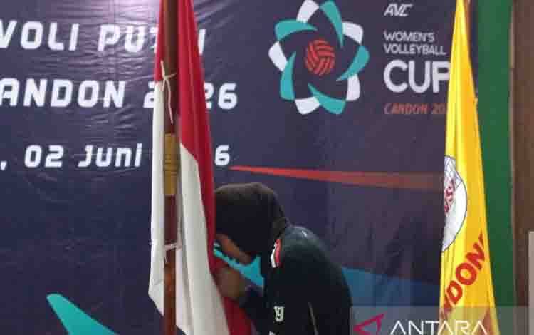 Kapten timnas bola voli putri Indonesia Tisya Amallya Putri, mencium bendera Merah Putih saat kegiatan pelepasan timnas untuk menghadapi AVC Women's Volleyball Cup 2026, di Padepokan Voli Jenderal Polisi Kunarto, Sentul, Jawa Barat, Selasa (2/6/2026). ANTARA/Donny Aditra
